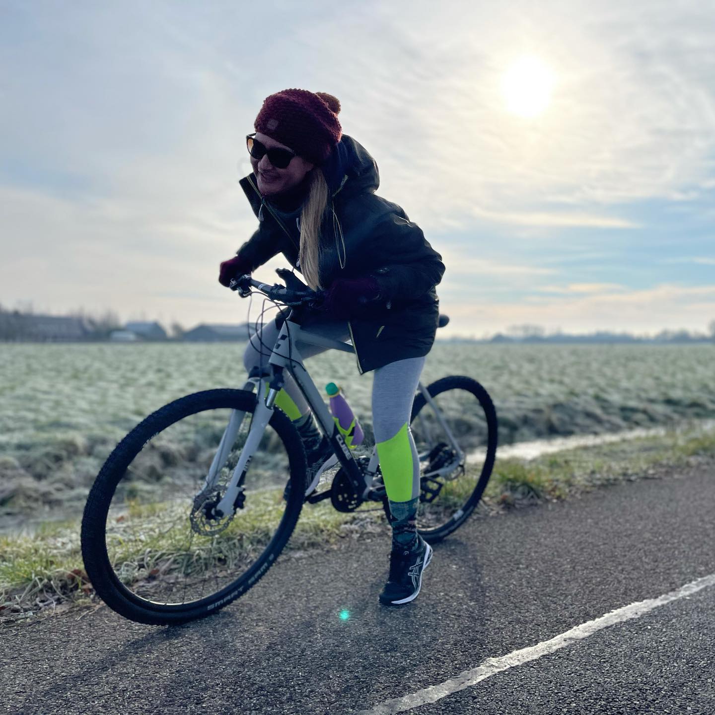 Marlies showt de band die op het legerjasje gemaakt gaat worden. Van oude kleding nieuwe maken.